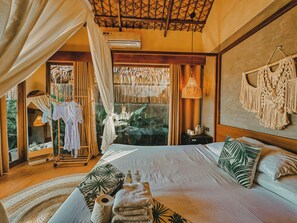 Cabane Deluxe, 1 très grand lit, non-fumeurs, vue piscine | Draps en coton égyptien, literie de qualité supérieure