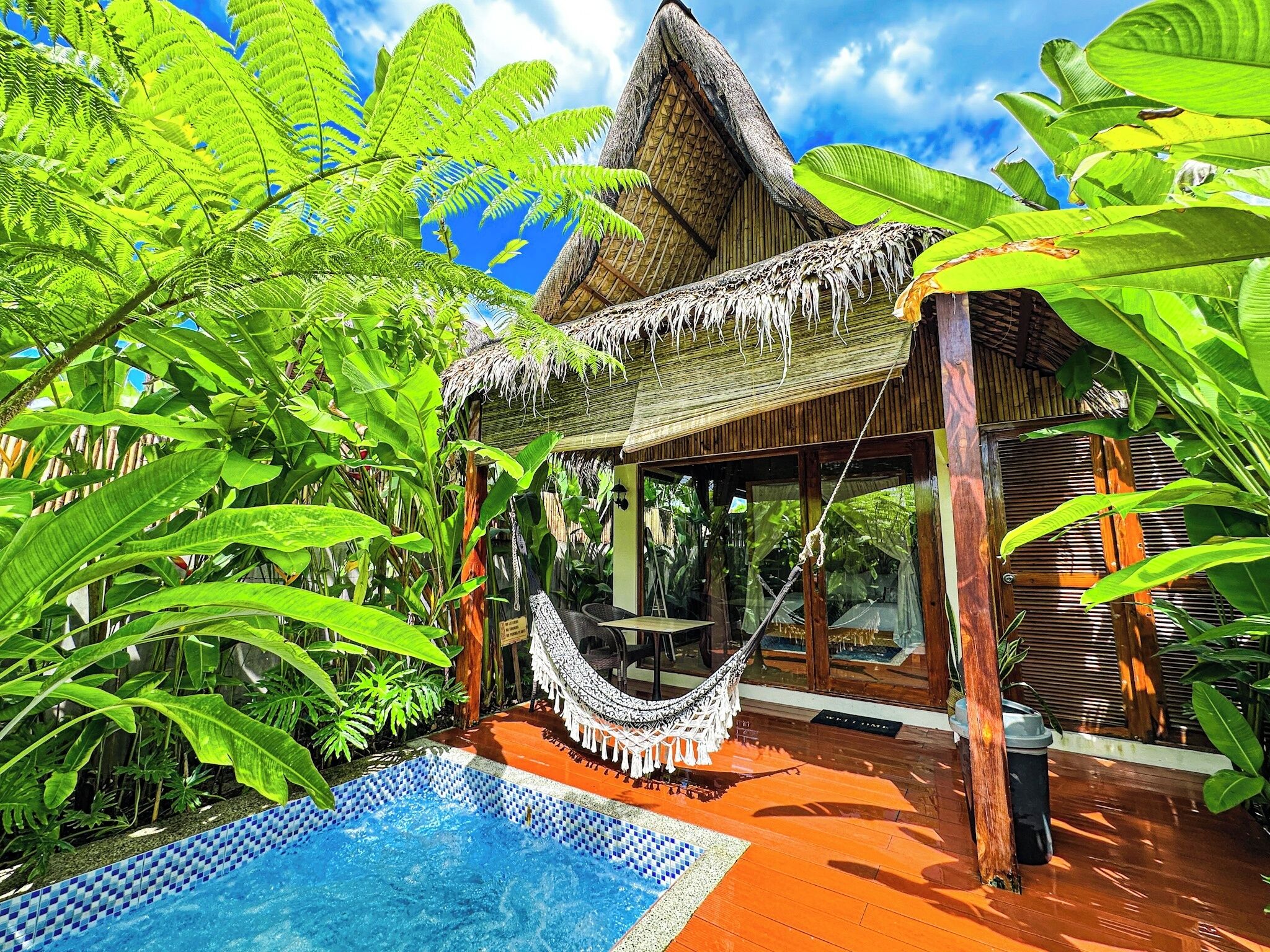 Hytte – deluxe, 1 kingsize-seng, ikke-røyk, bassengutsikt | Sengetøy i egyptisk bomull og sengetøy av topp kvalitet