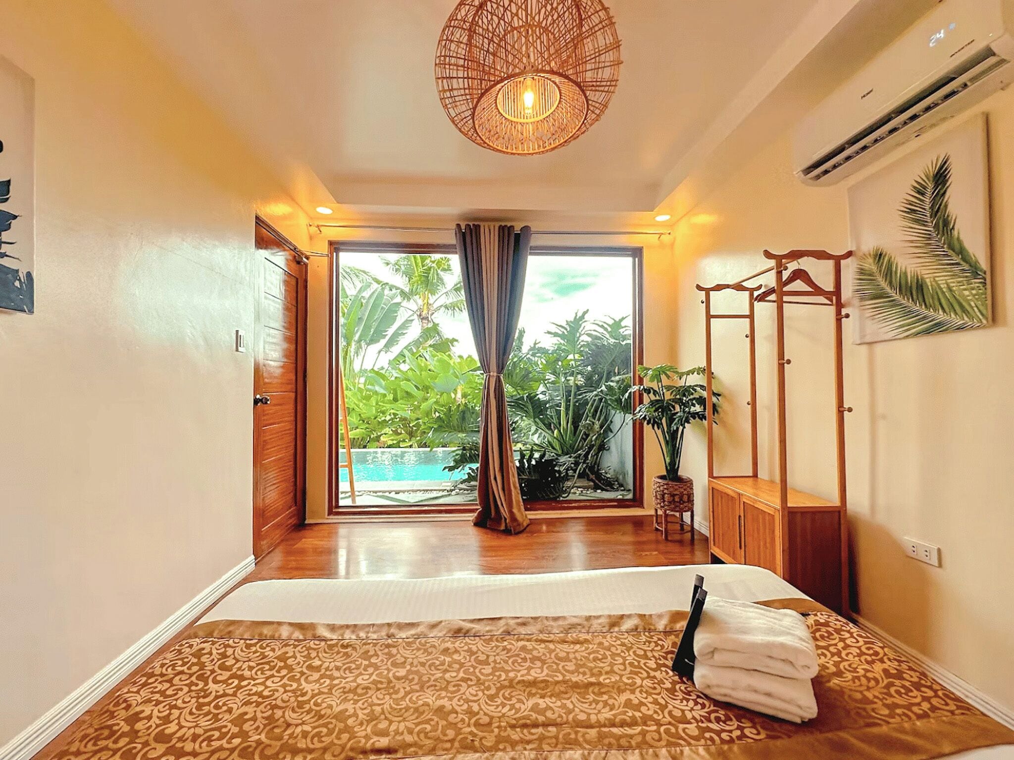 Egyptian cotton sheets, premium bedding, memory foam beds, free WiFi