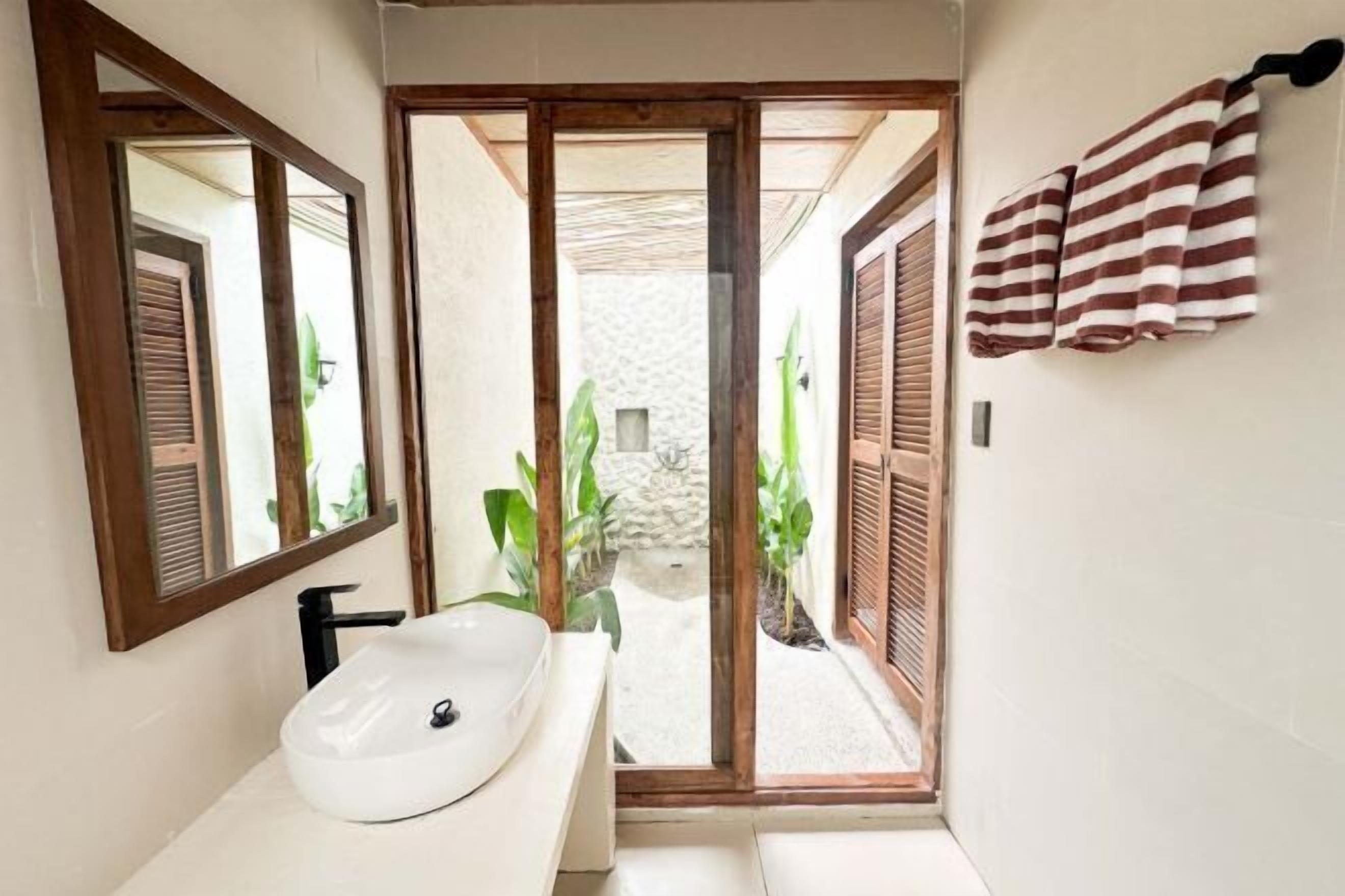 Baño | Ducha, bidé, toallas y jabón