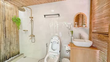 Deluxe Cabin, 1 King Bed, Non Smoking, Pool View | Bathroom | Shower, bathrobes, bidet, towels