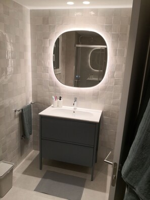 Douche, sĂšche-cheveux, serviettes fournies, savon