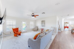 TV, fireplace - Expansive property with pond, pool, fireplace & pool table - dog-friendly (Cameron)