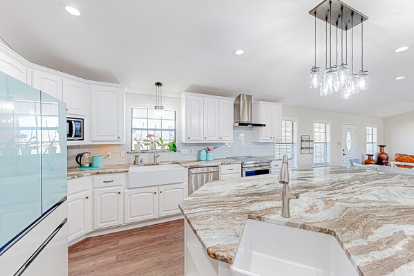 Fridge, microwave, oven, stovetop - Expansive property with pond, pool, fireplace & pool table - dog-friendly (Cameron)