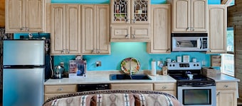 Cool getaway near lake & National Forest with treehouse & outdoor entertainment