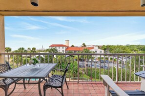 Outdoor dining - Enjoy Full Resort Access and Ocean Views at KP478. (Saint Simons Island)