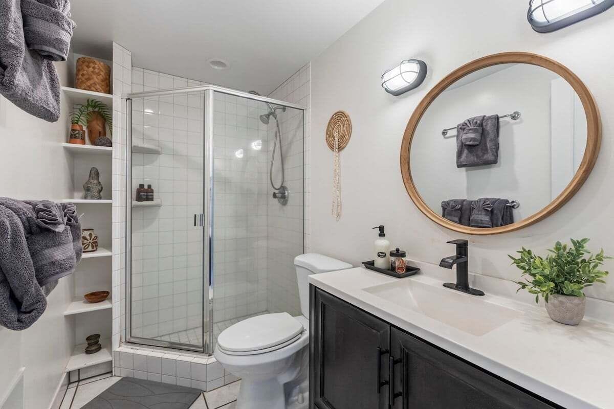 Shower, hair dryer, towels