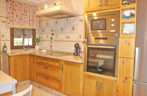 Geladeira, micro-ondas, fogão, cafeteira/chaleira