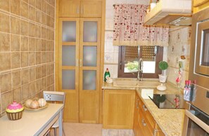 Geladeira, micro-ondas, fogão, cafeteira/chaleira