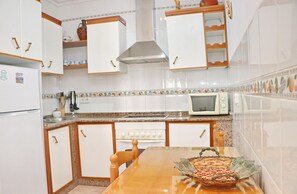 Kühlschrank, Mikrowelle, Ofen, Wasserkocher mit Kaffee-/Teezubehör