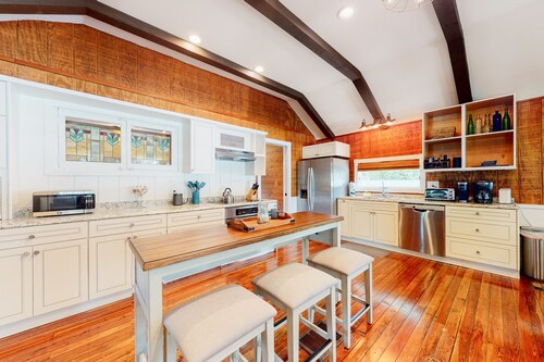 Riverfront dog-friendly cottages with kayaks, dock, patio, grill, & water views