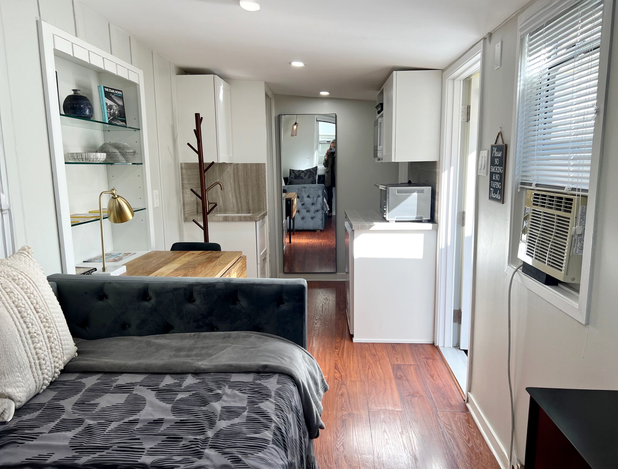 3 habitaciones, tabla de planchar con plancha y cuna de viaje 
