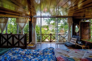 Perhehuone | Silitysrauta/-lauta, ilmainen Wi-Fi, vuodevaatteet