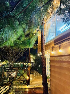 Neljän hengen romanttinen huone, 1 makuuhuone, osittainen järvinäköala | Silitysrauta/-lauta, ilmainen Wi-Fi, vuodevaatteet