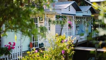 Basic Double Room, Garden View | Living area