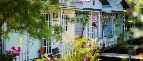 Basic Double Room, Garden View | Living area