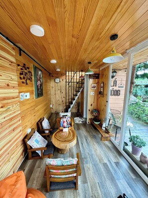 Romantic Quadruple Room, 1 Bedroom, Partial Lake View | Iron/ironing board, free WiFi, bed sheets - Hometa Homestay (Bao Loc)