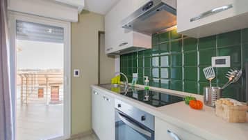 Frigorifero, forno, piano cottura, pentole/stoviglie/utensili