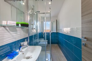 Douche, bidet, serviettes fournies