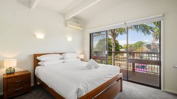 4 bedrooms, iron/ironing board, WiFi, bed sheets