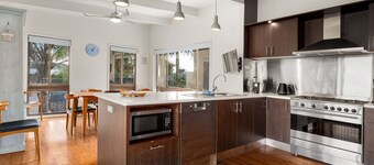 Spacious 4-Bed Home 5-min from the Beach