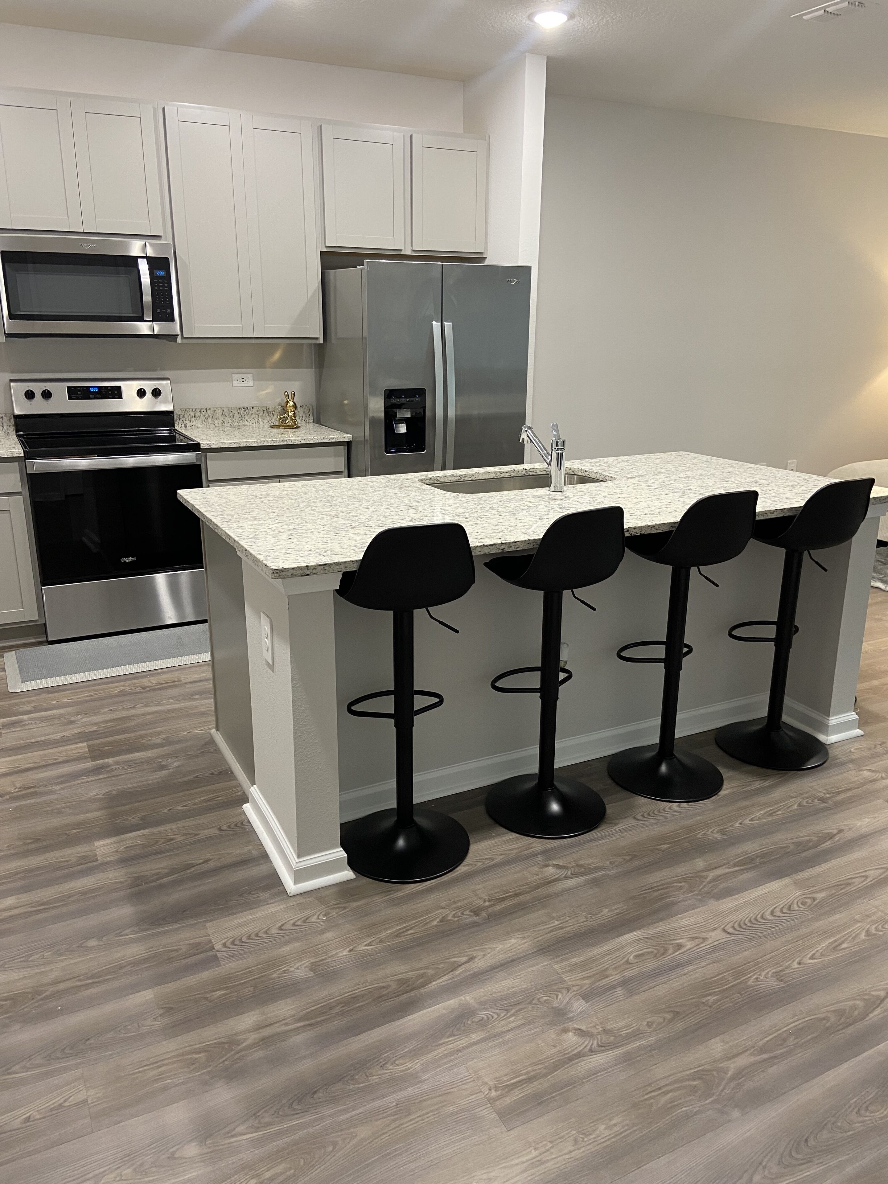 Een microgolfoven, een oven, een kookplaat, een vaatwasser