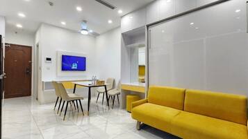 Panoramic Studio, Lakeside | Living area