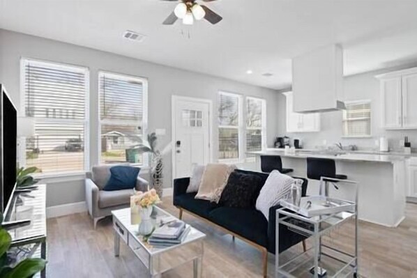 TV - 2 Homes*Sleeps 9*Gated Parking* Near NRG, 2 Homes*Sleeps 9*Gated Parking* Near NRG (Houston)