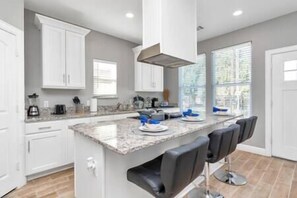 Private kitchen - 2 Homes*Sleeps 9*Gated Parking* Near NRG, 2 Homes*Sleeps 9*Gated Parking* Near NRG (Houston)