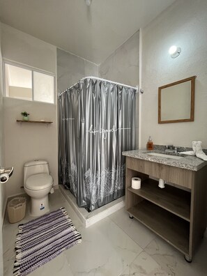 Toallas, jabón, papel de baño 