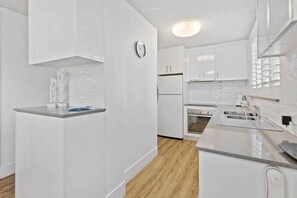 Kjøleskap, mikrobølgeovn, ovn og kokeplater