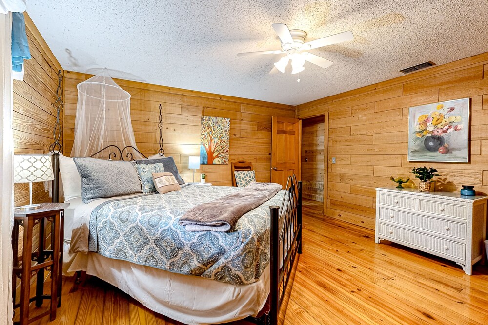 Dogfriendly canalfront home with private dock, firepit, kayaks, grill