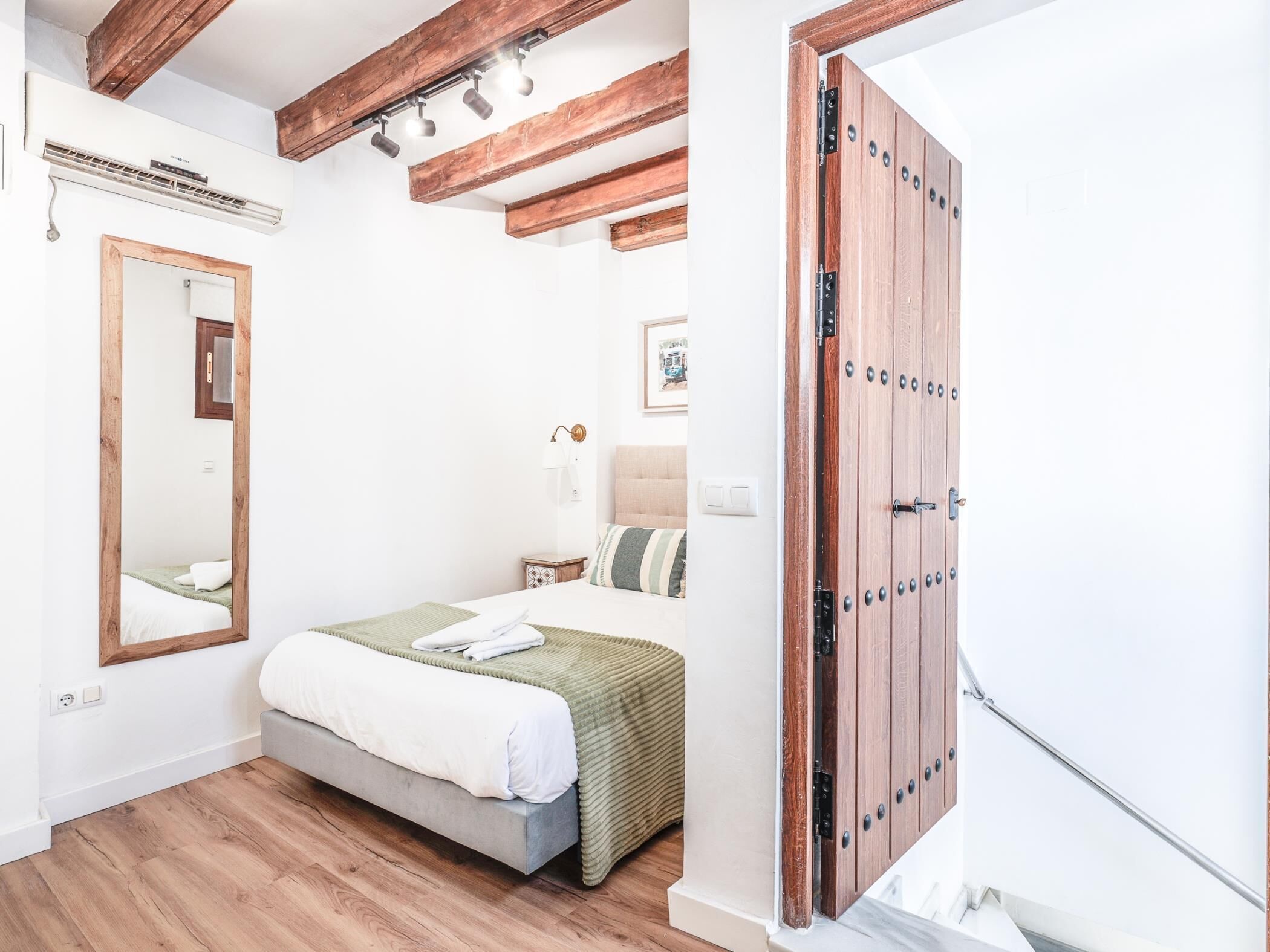 2 slaapkamers, een strijkplank/strijkijzer, internet, beddengoed