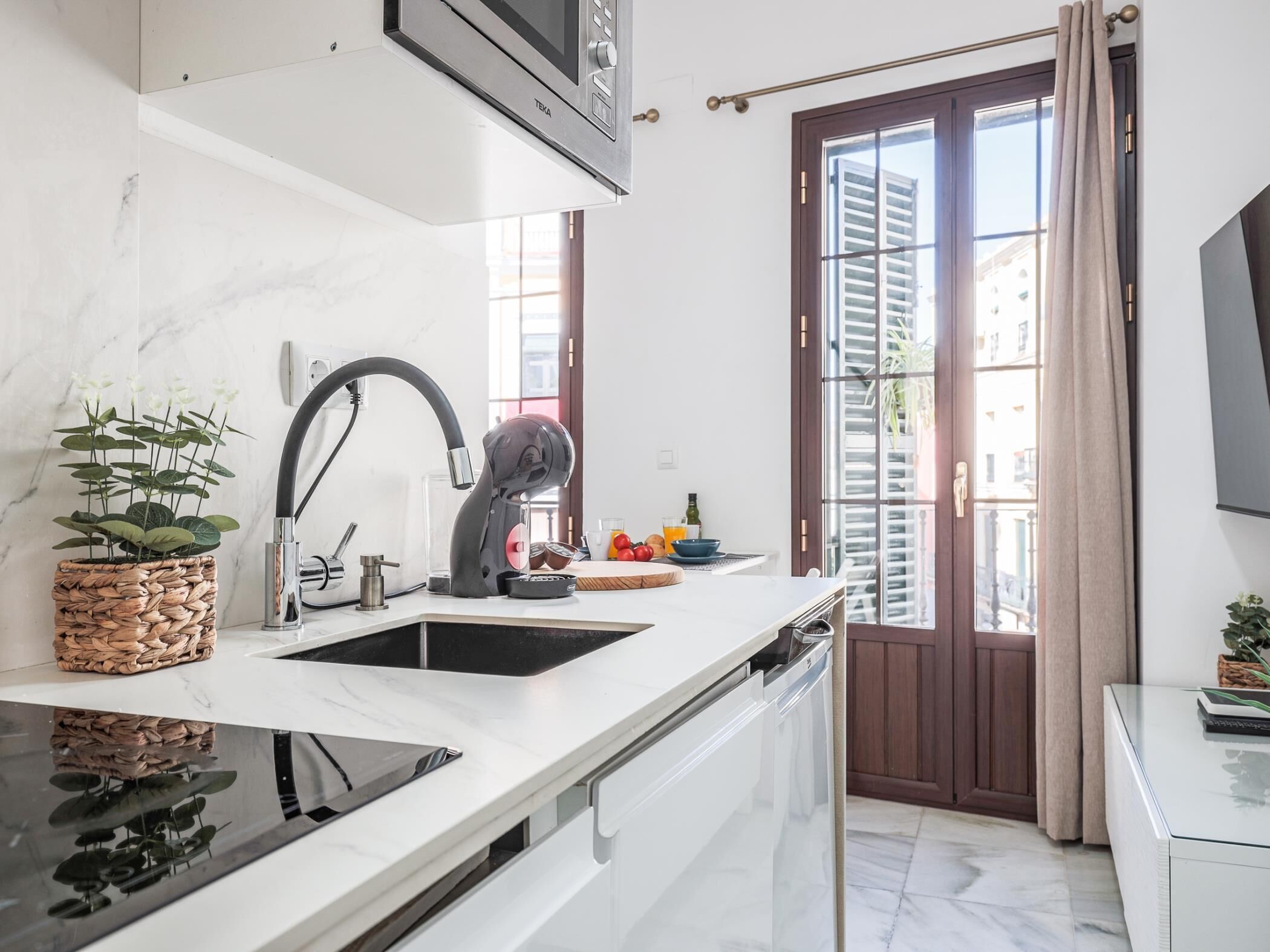 Een koelkast, een magnetron, een koffiezetapparaat/waterkoker