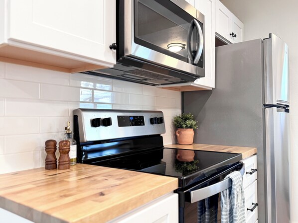 Frigorifero, microonde, forno, piano cottura