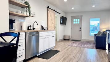 Kylskåp, mikrovågsugn, ugn och spishäll