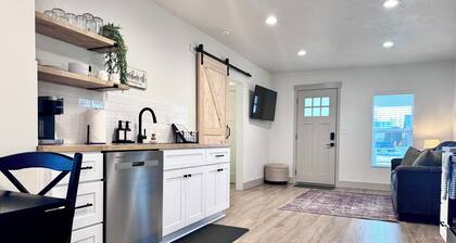 Cozy Cottage in Quiet Neighborhood