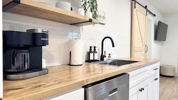 Kylskåp, mikrovågsugn, ugn och spishäll