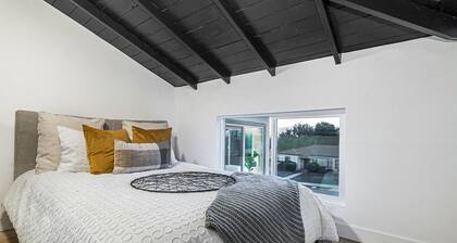 Gorgeous Loft guesthouse with views of the city! 15 Minutes to the beach!