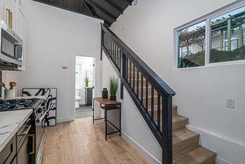 Gorgeous Loft guesthouse with views of the city! 15 Minutes to the beach!