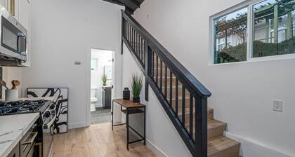 Gorgeous Loft guesthouse with views of the city! 15 Minutes to the beach!