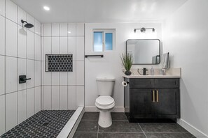 Hårføner, håndklær, såpe og toalettpapir