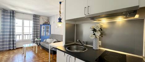 Frigorífico, microondas, cafetera o tetera y tostadora