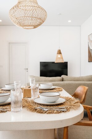 Villa Deluxe | Cocina privada | Frigorífico, utensilios de cocina y artículos de limpieza