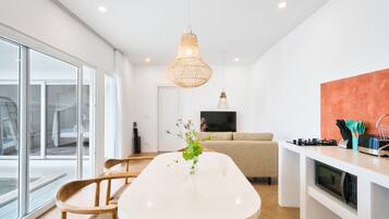 Vila luxo | Cozinha privada | Geladeira, talheres/pratos/utensílios de cozinha, produtos de limpeza