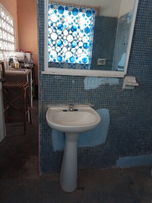 Secador de pelo, toallas, jabón y champú