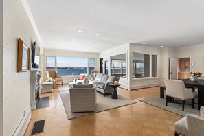 Televisión, chimenea, videojuegos y oficina 