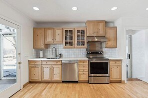 Réfrigérateur, four à micro-ondes, un four, surface de cuisson