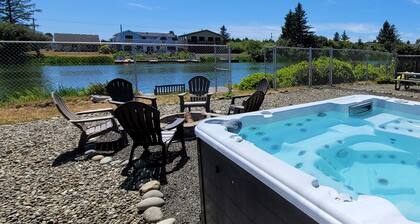 Canal Front - Hot Tub, Private Dock, Fully Fenced!