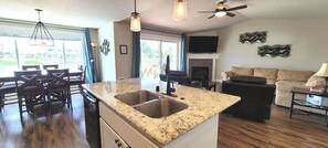 Smart-TV, Kamin, DVD-Player, Bücher